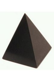 Piramida z czarnego obsydianu, wysoko 5,5-6 cm