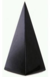 Piramida z czarnego obsydianu, wysoka ok. 12 cm