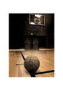 Koszykwka. Basketball on court with hoop in the background - plakat premium 60x80 cm