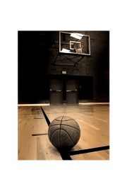 Koszykwka. Basketball on court with hoop in the background - plakat premium 60x80 cm