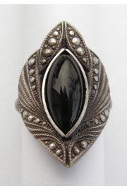 Gotycki piercie ze szklanym kamieniem