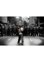 Pocaunek podczas Protestu - Zakochani na tle Kordonu Policji - plakat 91,5x61 cm